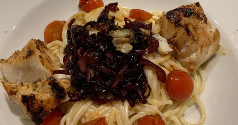 Spaghetti met kabeljauw en gekarameliseerde rode ui