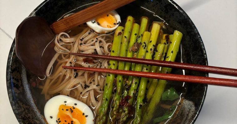 Ramen bowl met paksoi, gegrilde groene asperge en crispy chili olie