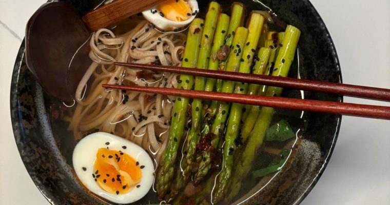 Ramen bowl met paksoi, gegrilde groene asperge en crispy chili olie